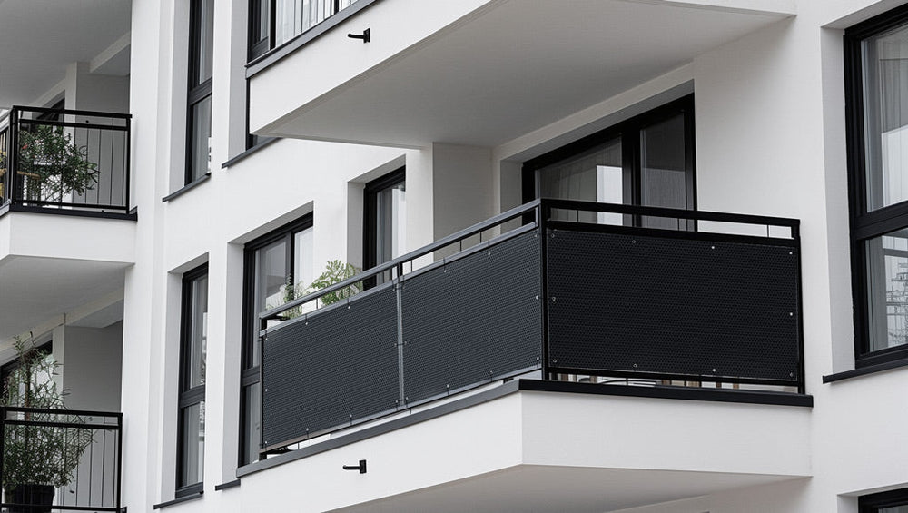 Mały balkon w bloku — jak go urządzić na 2–4 m²?