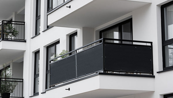 Mały balkon w bloku — jak go urządzić na 2–4 m²?