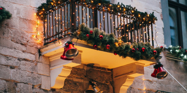 Jak udekorować balkon na Boże Narodzenie?
